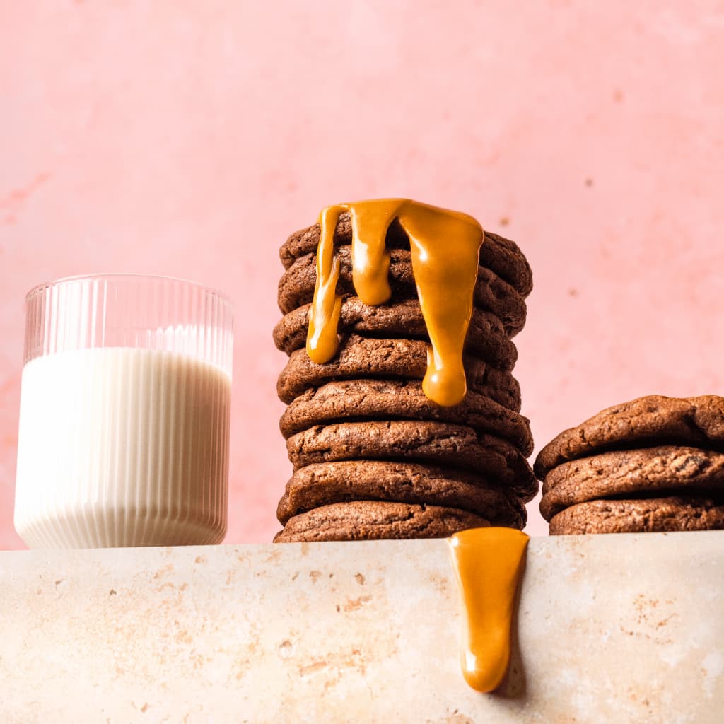 Une tour de cookies Bell's Cookies à côté d'un verre de lait, issue de la boutique Shopify réalisée par Agence Shop