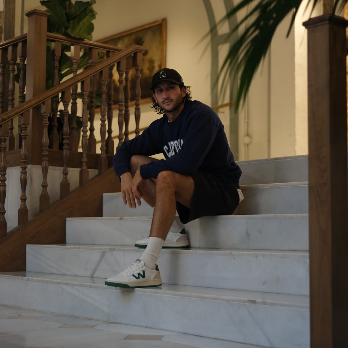 Image d'un homme portant les baskets Bob Wolf issue de la boutique Shopify réalisée par Agence Shop