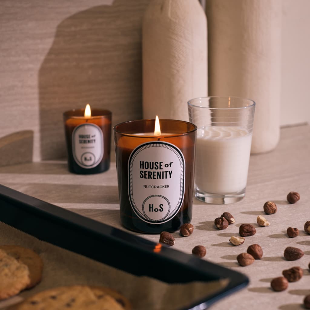 Image de bougies House of Serenity (une boutique Shopify développée par Agence Shop) à côté d'un verre de lait, de cookies et de noix