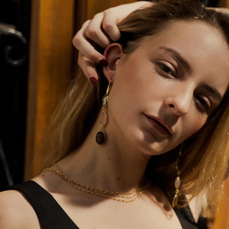 Image d'un bijou issue du site Shopify Mathilde Ma Muse, portée par une jeune femme.