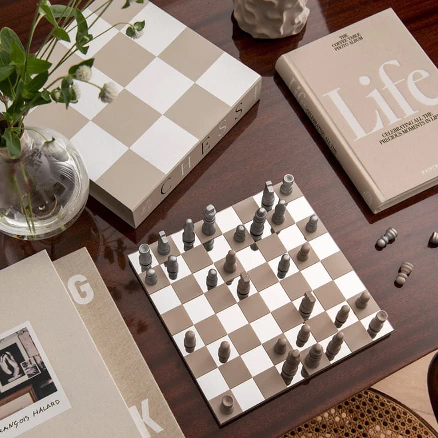 Une table basse avec des objets luxueux