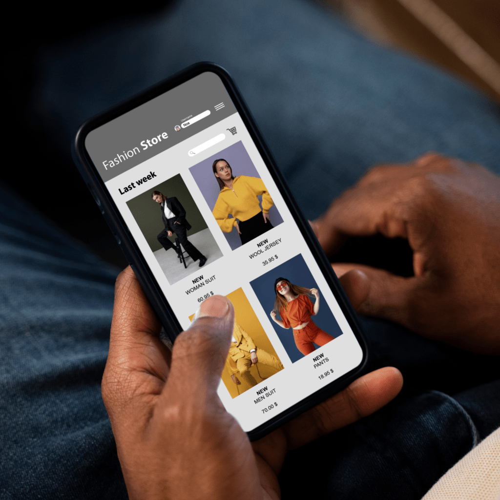 Zoom sur les mains d'une personne navigant sur une boutique en ligne depuis son téléphone portable