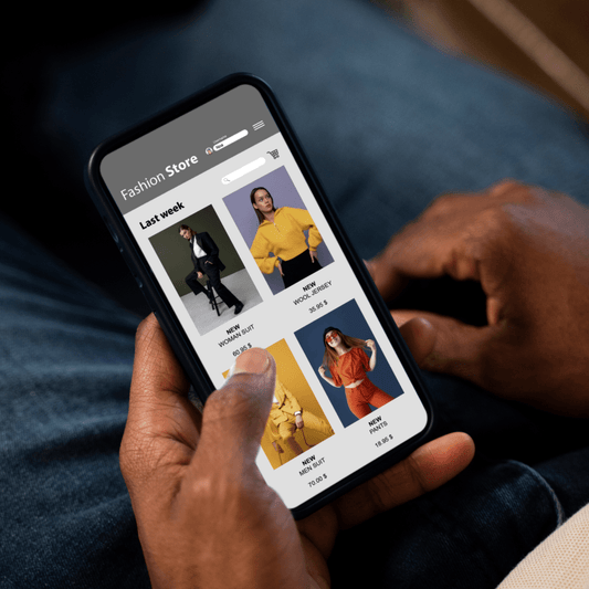 Zoom sur les mains d'une personne navigant sur une boutique en ligne depuis son téléphone portable