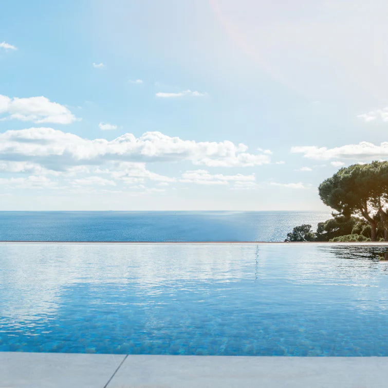 Une piscine face à la mer