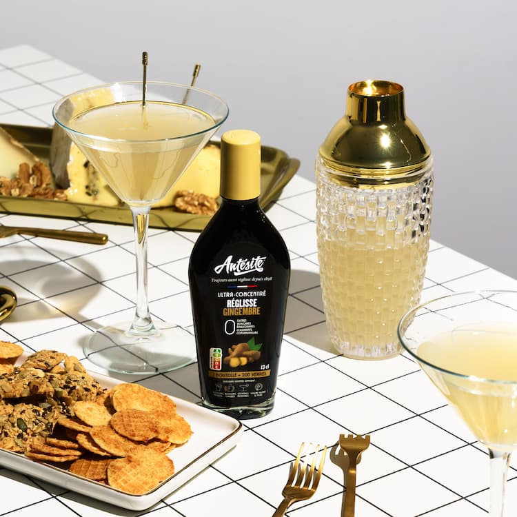 Un flacon d'Antésite Gingembre sur une belle table d'apéritif cocktail